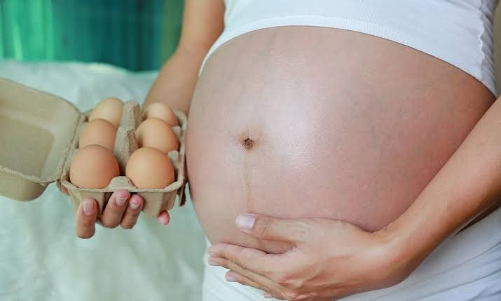 Ibu hamil makan telur